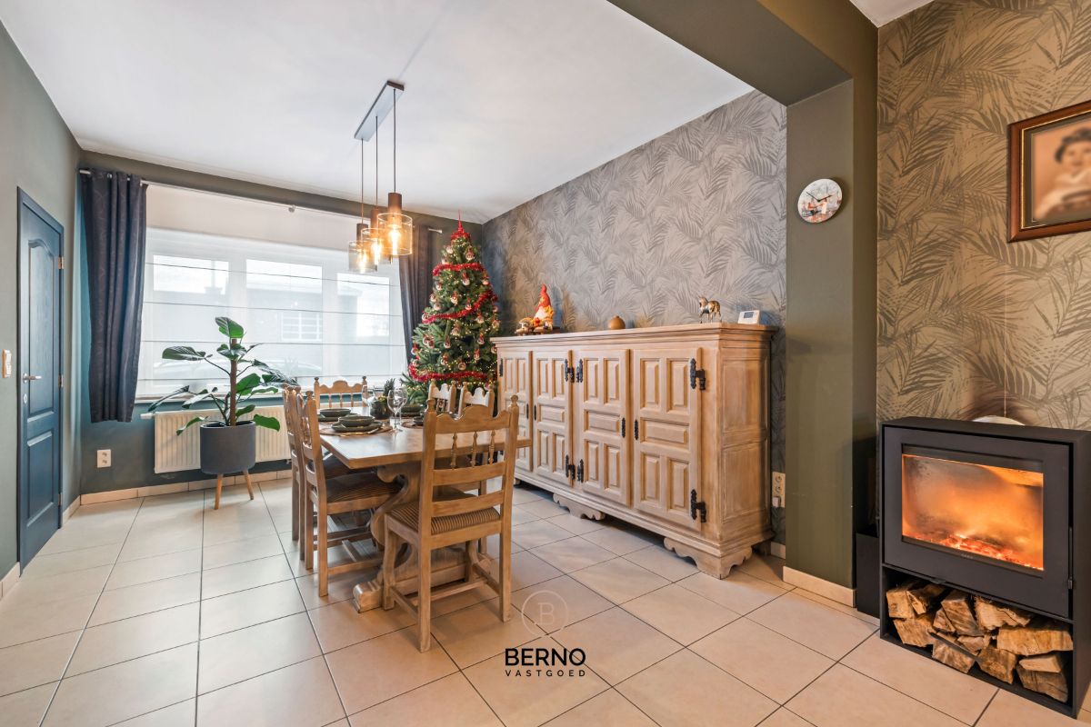 Ruime, gerenoveerde woning met knappe tuin foto 2