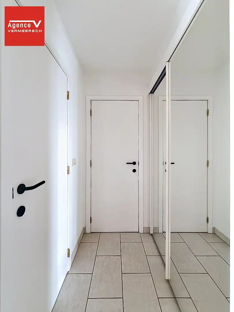 Stijlvol appartement met panoramisch verzicht op het hinterland.  foto 17