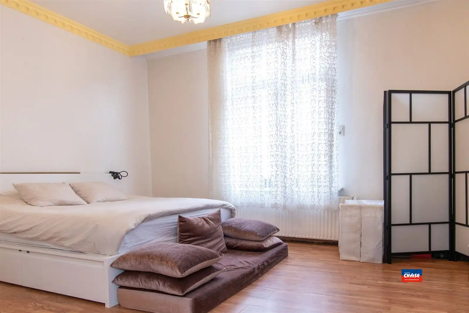 Woonhuis met tien slaapkamers en hangaar foto 2