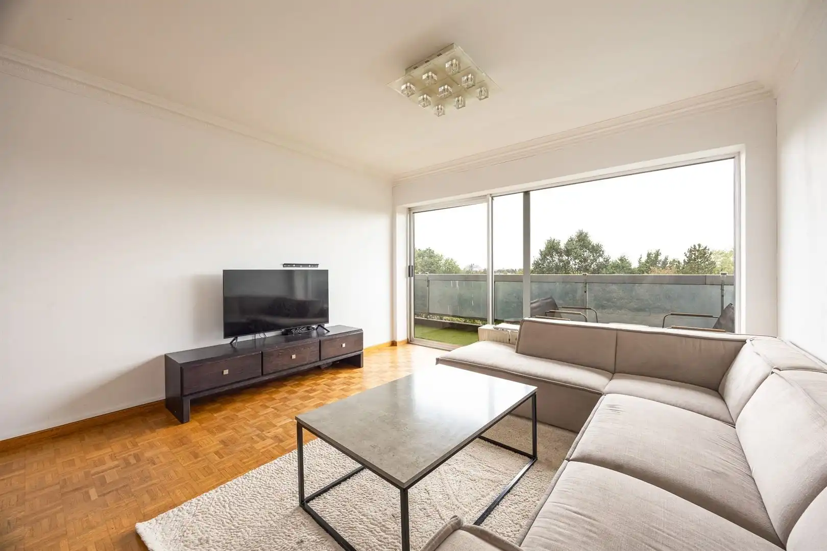 Lichtrijk 2-slaapkamerappartement met ruim terras en ondergrondse autostaanplaats foto 4