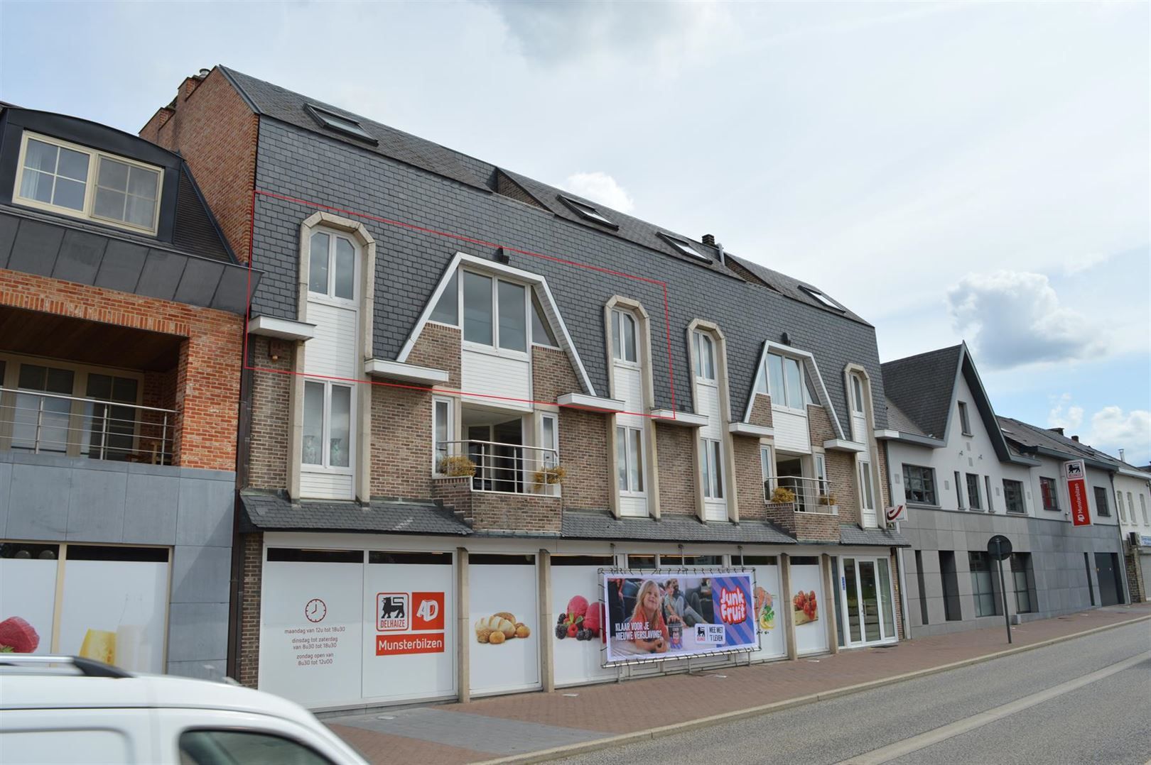 TE HUUR: Gunstig gelegen appartement met 2 slaapkamers te Munsterbilzen! foto {{pictureIndex}}