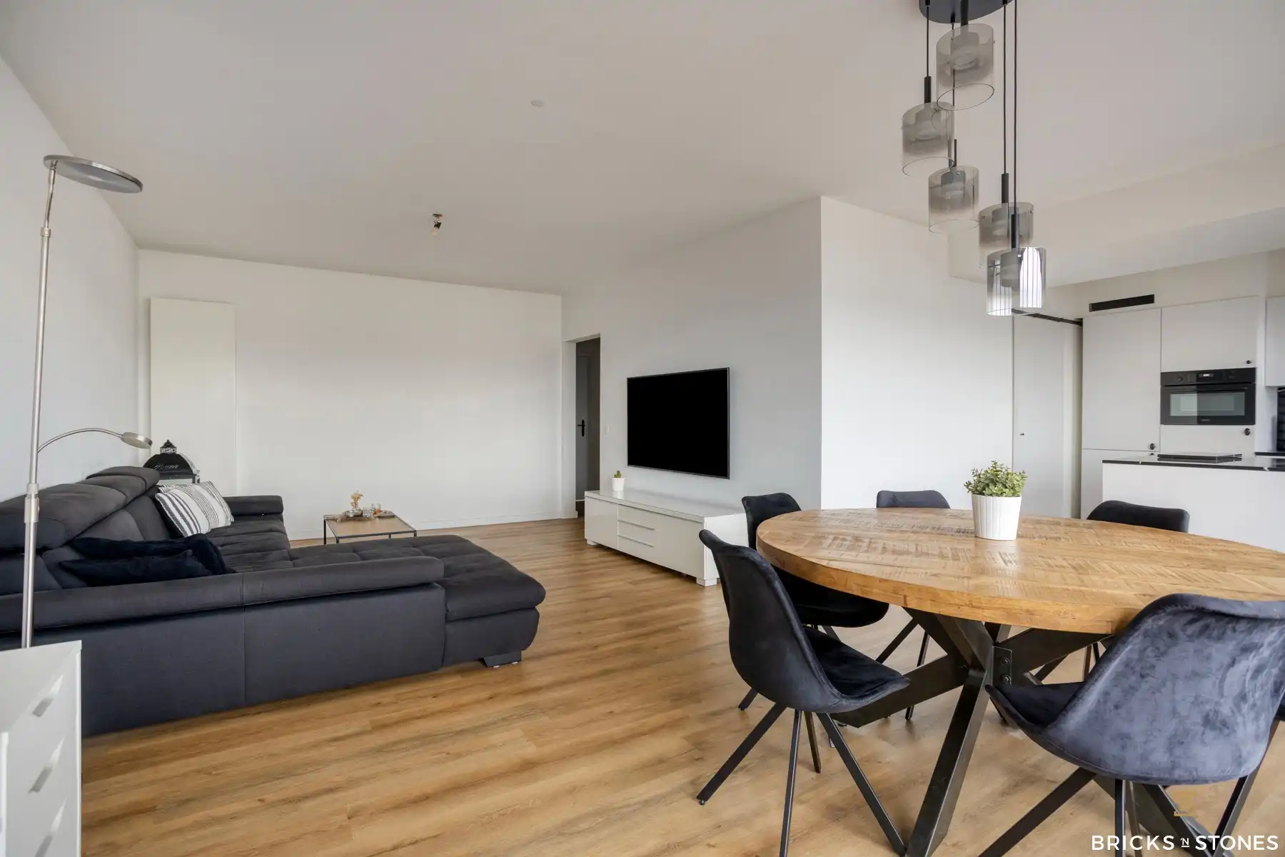 Gerenoveerd 2-slaapkamer appartement met terras foto 3