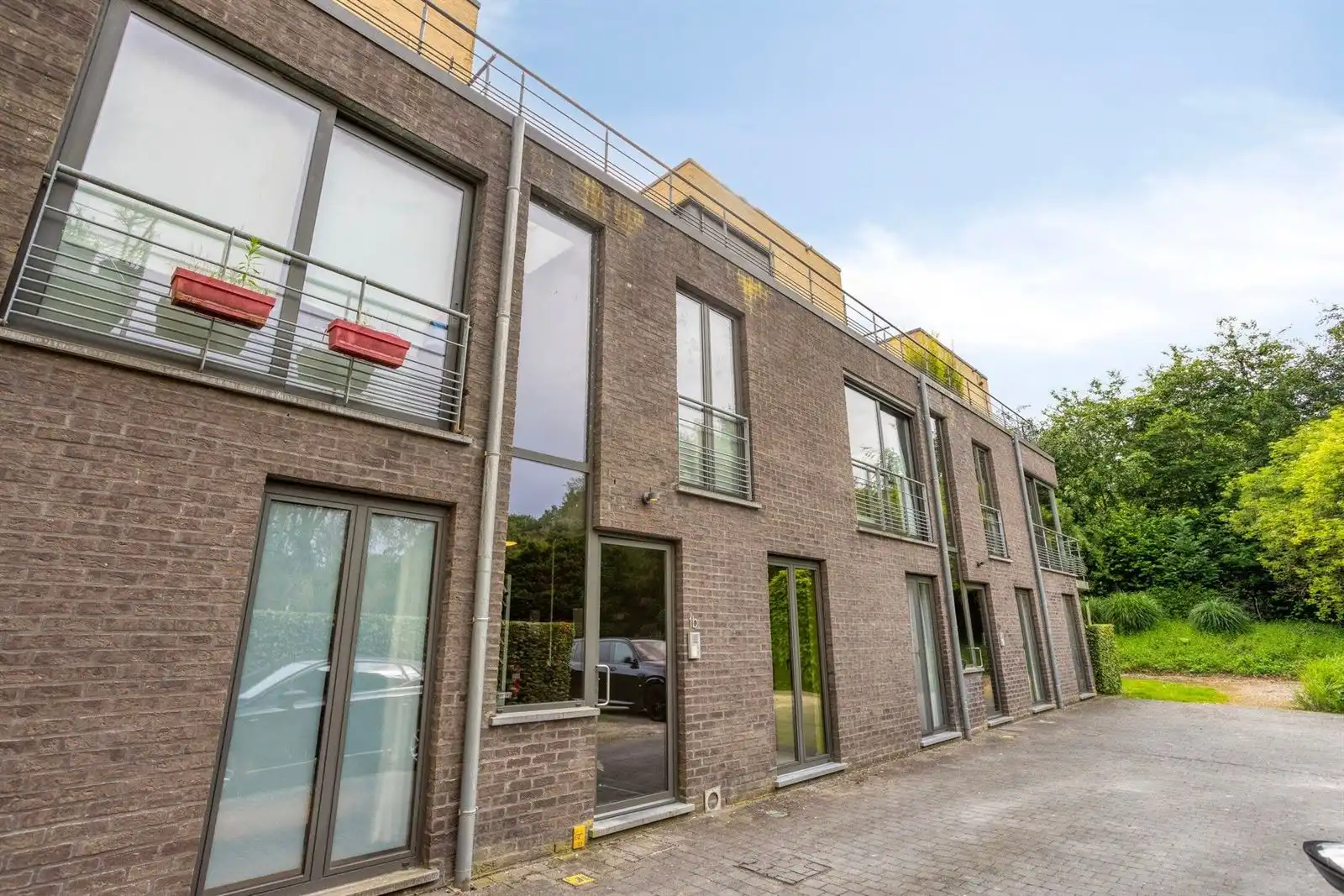 Gelijkvloers appartement met 2 slaapkamers en tuin, kelder & staanplaats foto {{pictureIndex}}