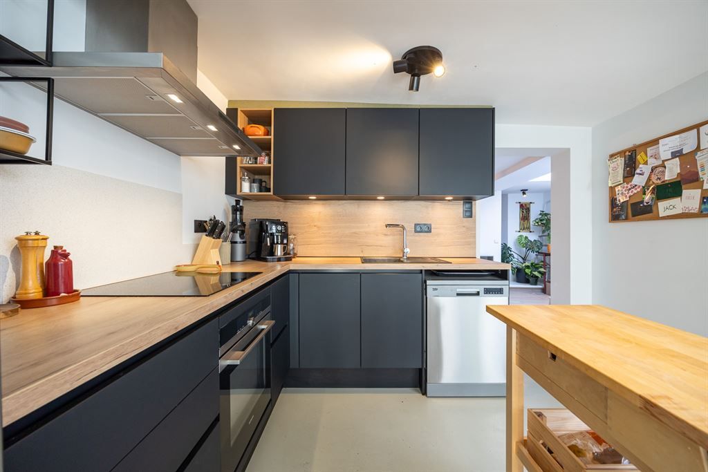 Leuke starterwoning met carport foto 4