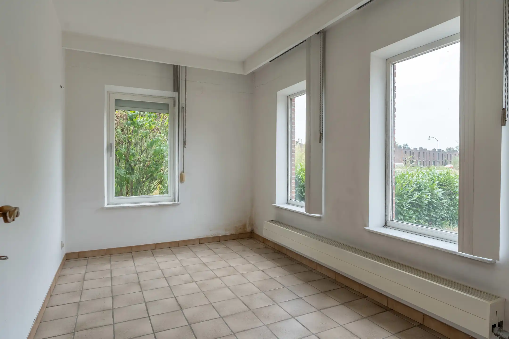 Ruime laagbouw met 3-4 slpk én praktijk en grote garage foto 7