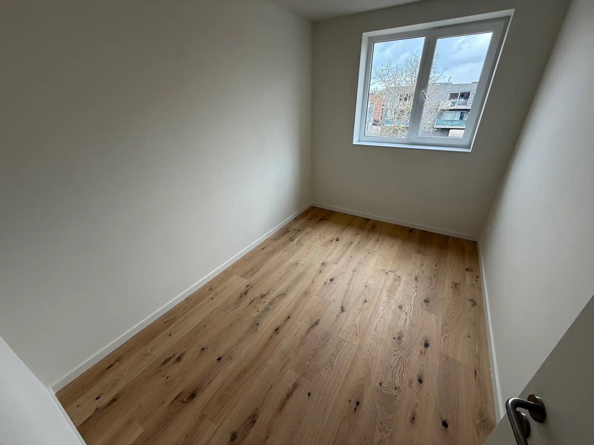 Nieuwbouwwoning met 3 slaapkamers, tuin en carport foto 9