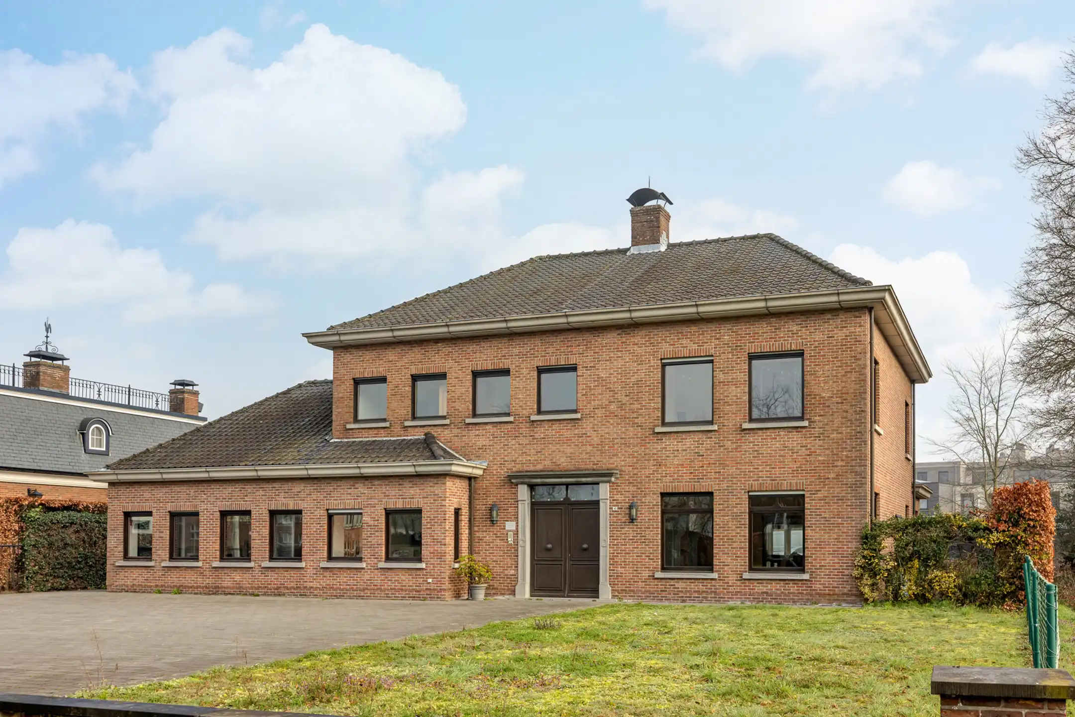 Ruime woning met 4-5 slpks en grote bureauruimte te Turnhout foto {{pictureIndex}}