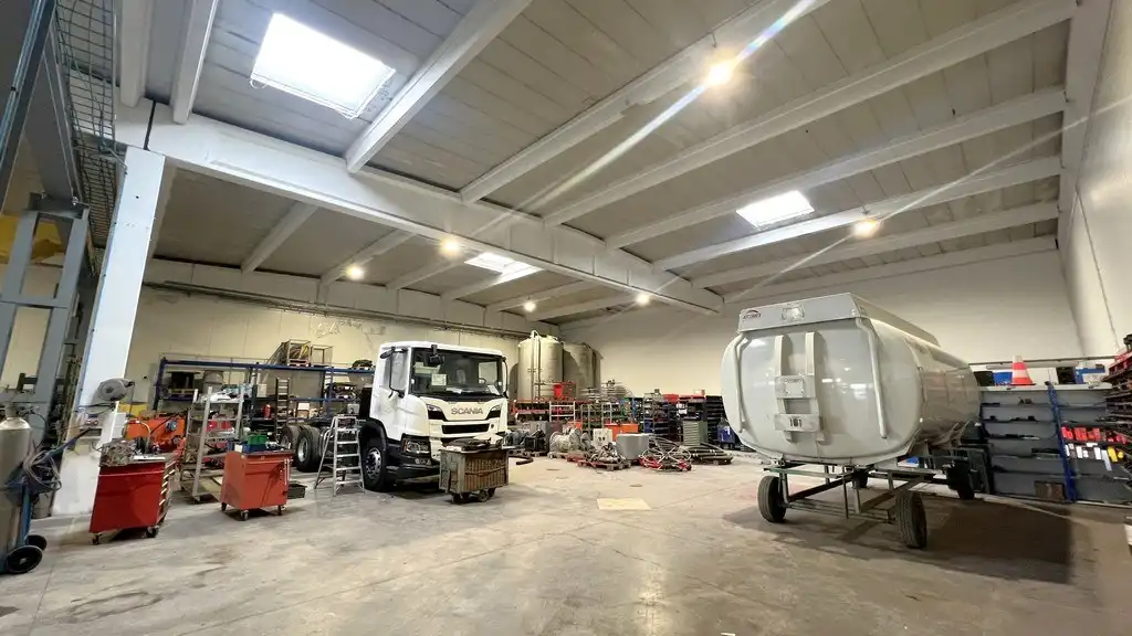 Magazijn met rolbrug en kantoren nabij N47 in Zele foto 17