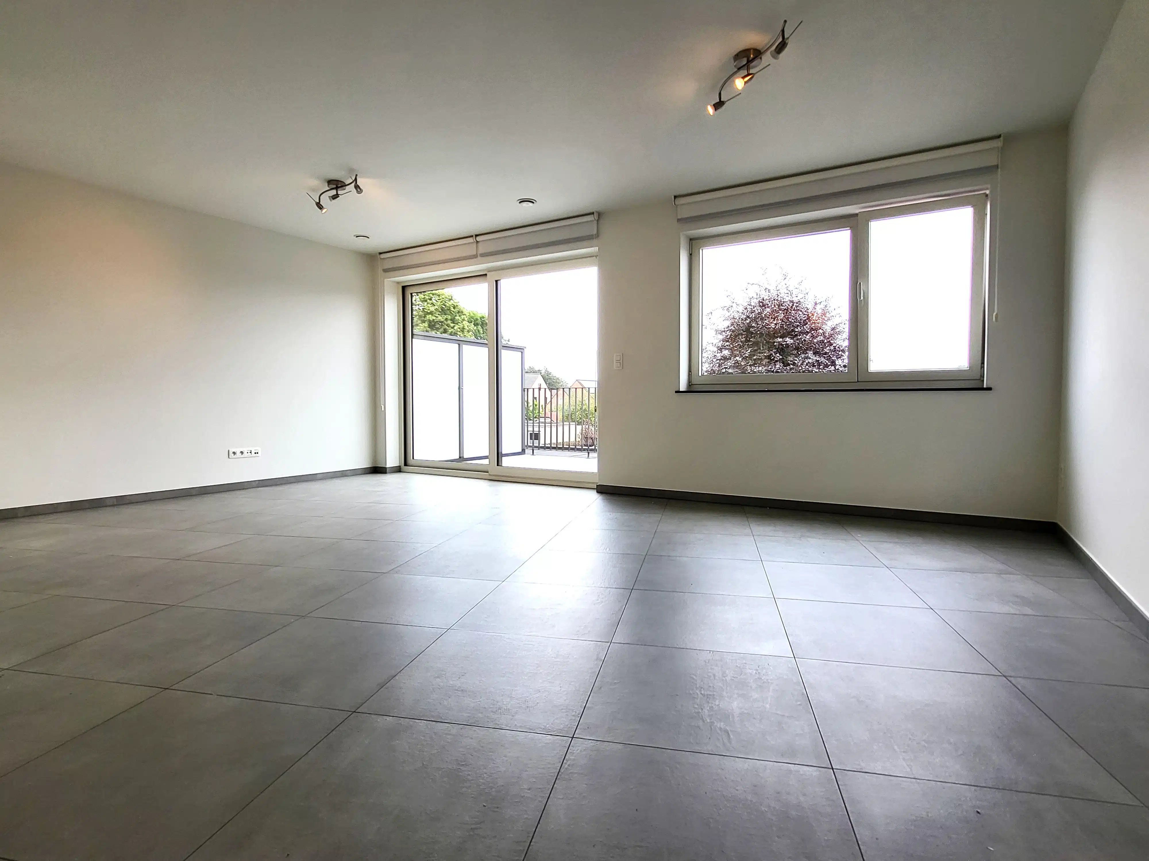 Ruim duplexappartement met 2 slaapkamers, terras en garage gelegen in het centrum van Zottegem. foto 9