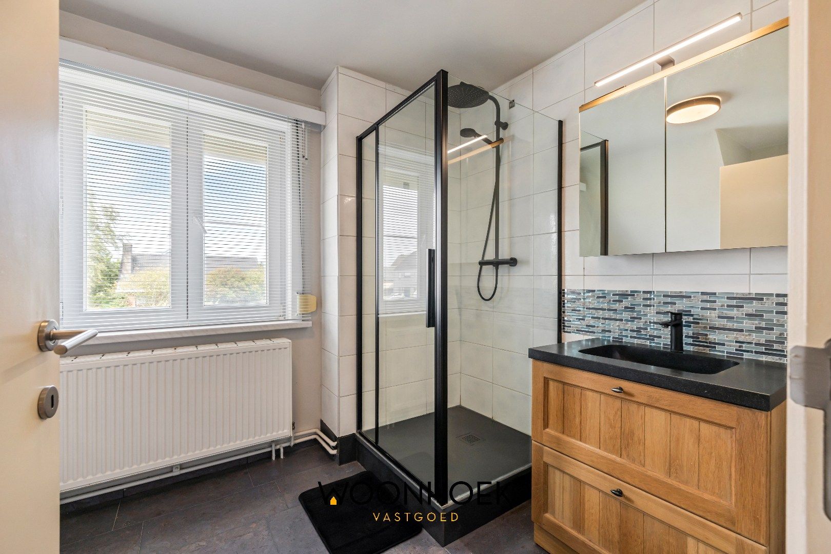 Ruime 4 slaapkamer woning met fraai aangelegde tuin te Lokeren!  foto 8
