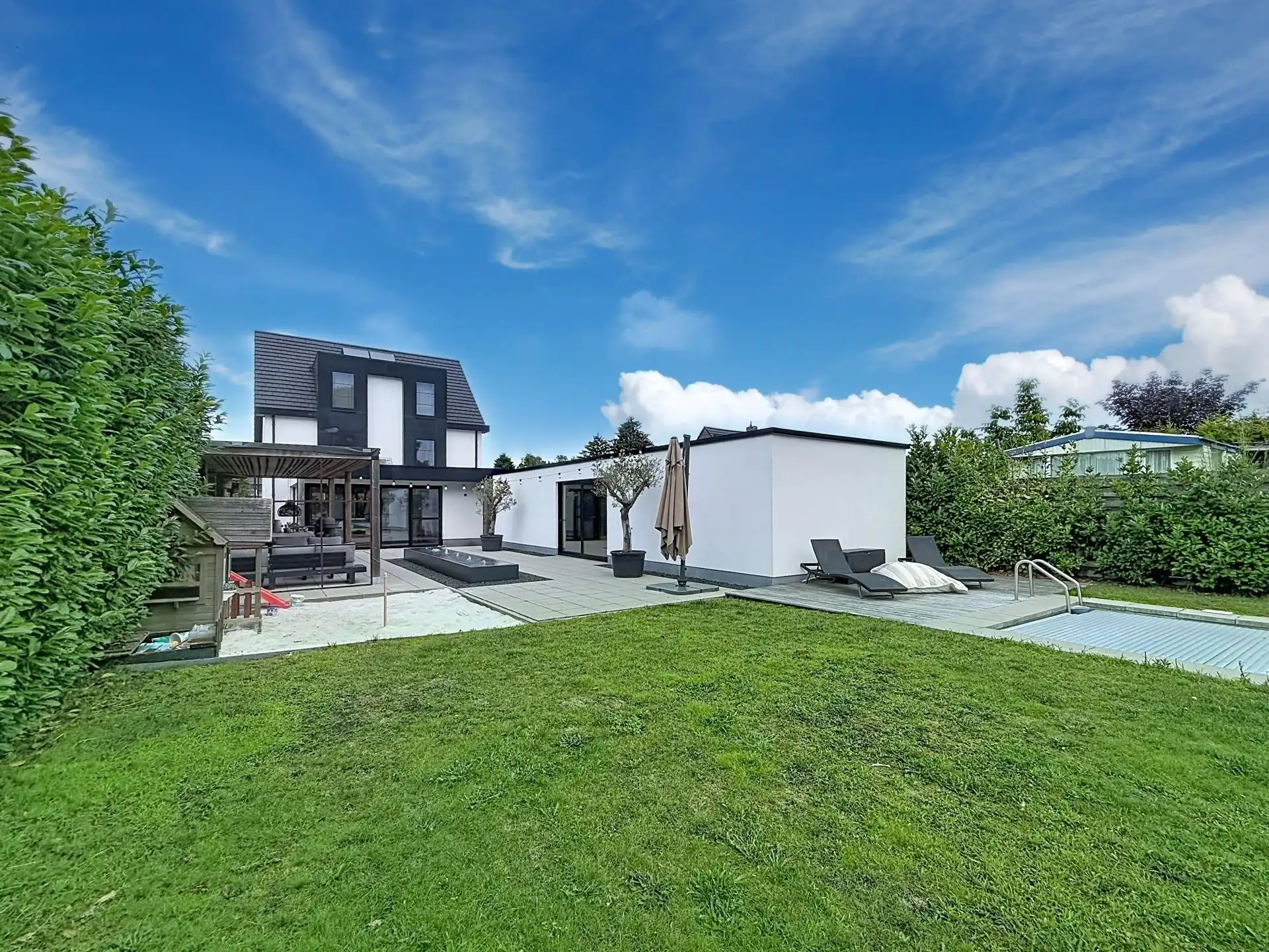 Zeer ruime villa voorzien van alle luxe met 3, mogelijk 5 slaapkamers en 2 badkamers foto 57