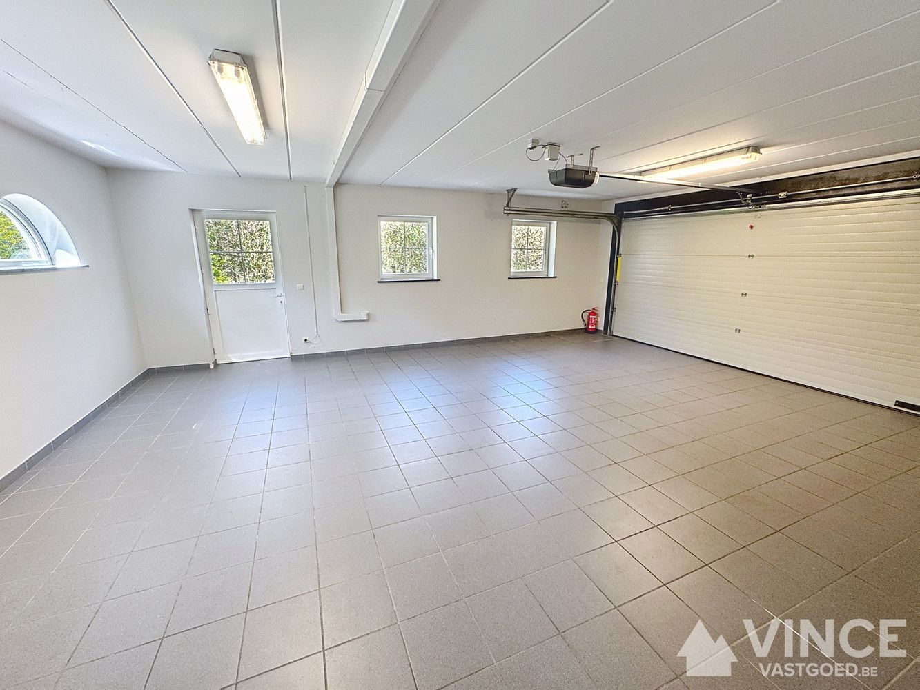 Prachtige villa in een rustige straat, omringd door groen foto 29
