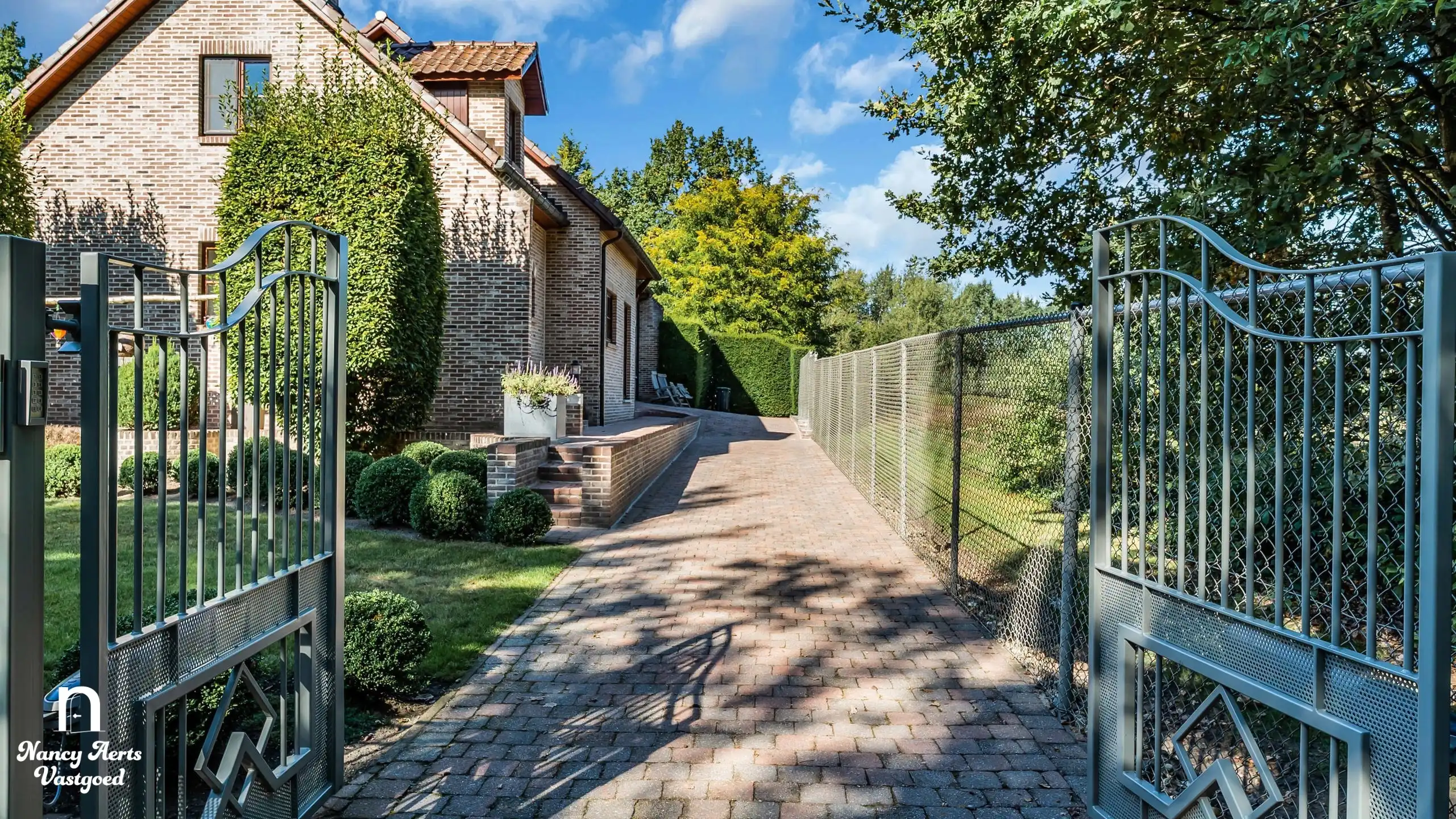 Karaktervolle villa met natuurzwembad en poolhouse in Genk foto 32