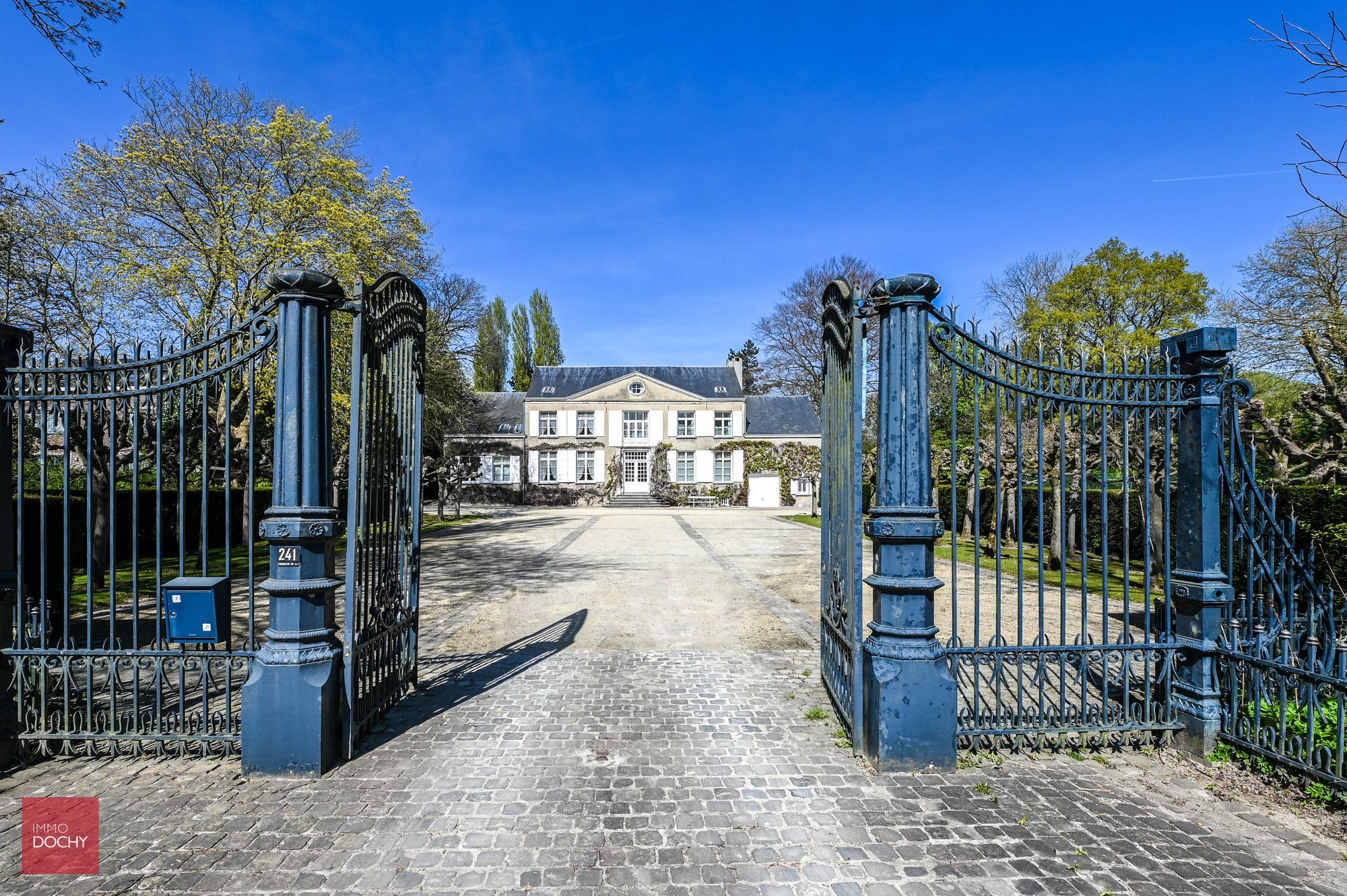 Hoofdfoto van de publicatie: Klassevolle manoir met zicht op kerk van St. Bavo