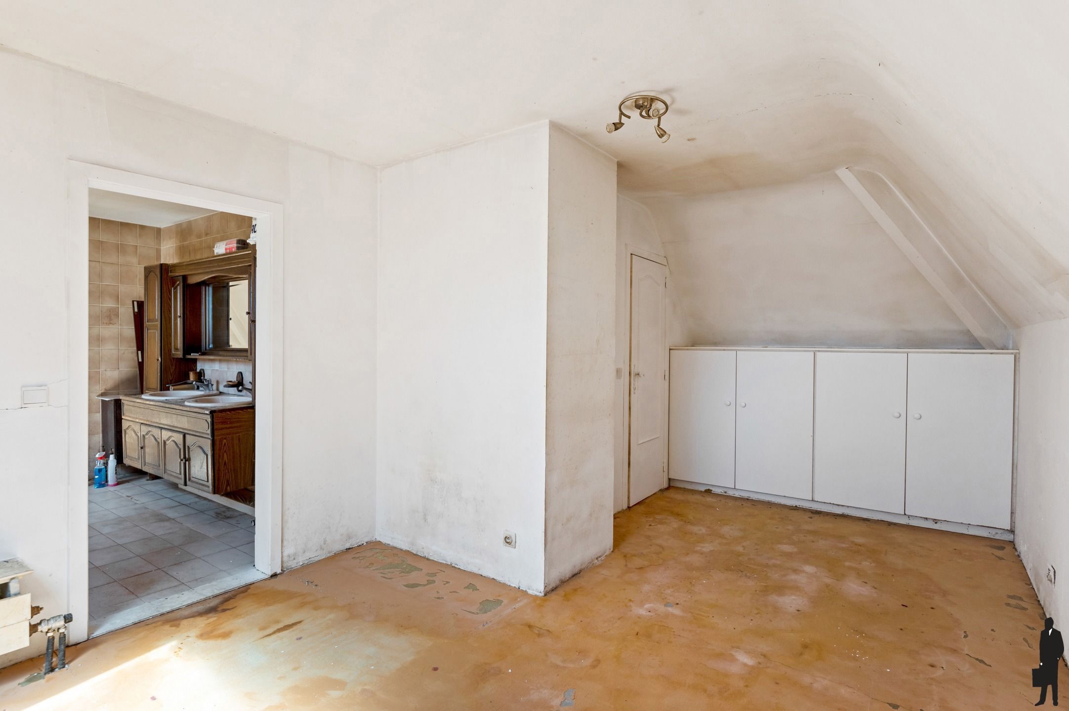 Welgelegen woning met zeer veel potentieel en groen zicht foto 16