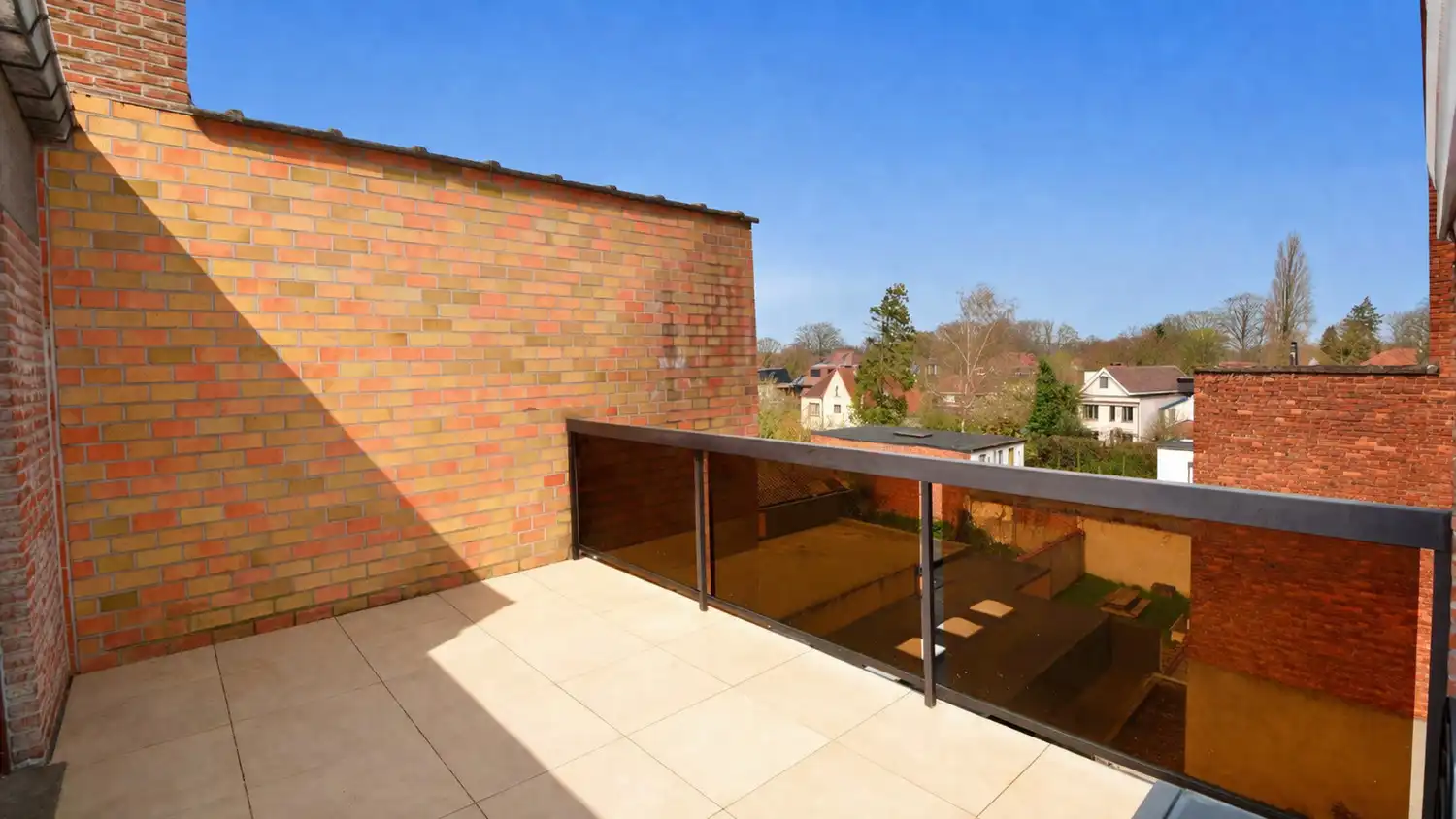 INSTAPKLAAR APPARTEMENT MET 2 SLK EN 2 RUIME TERRASSEN! foto 2