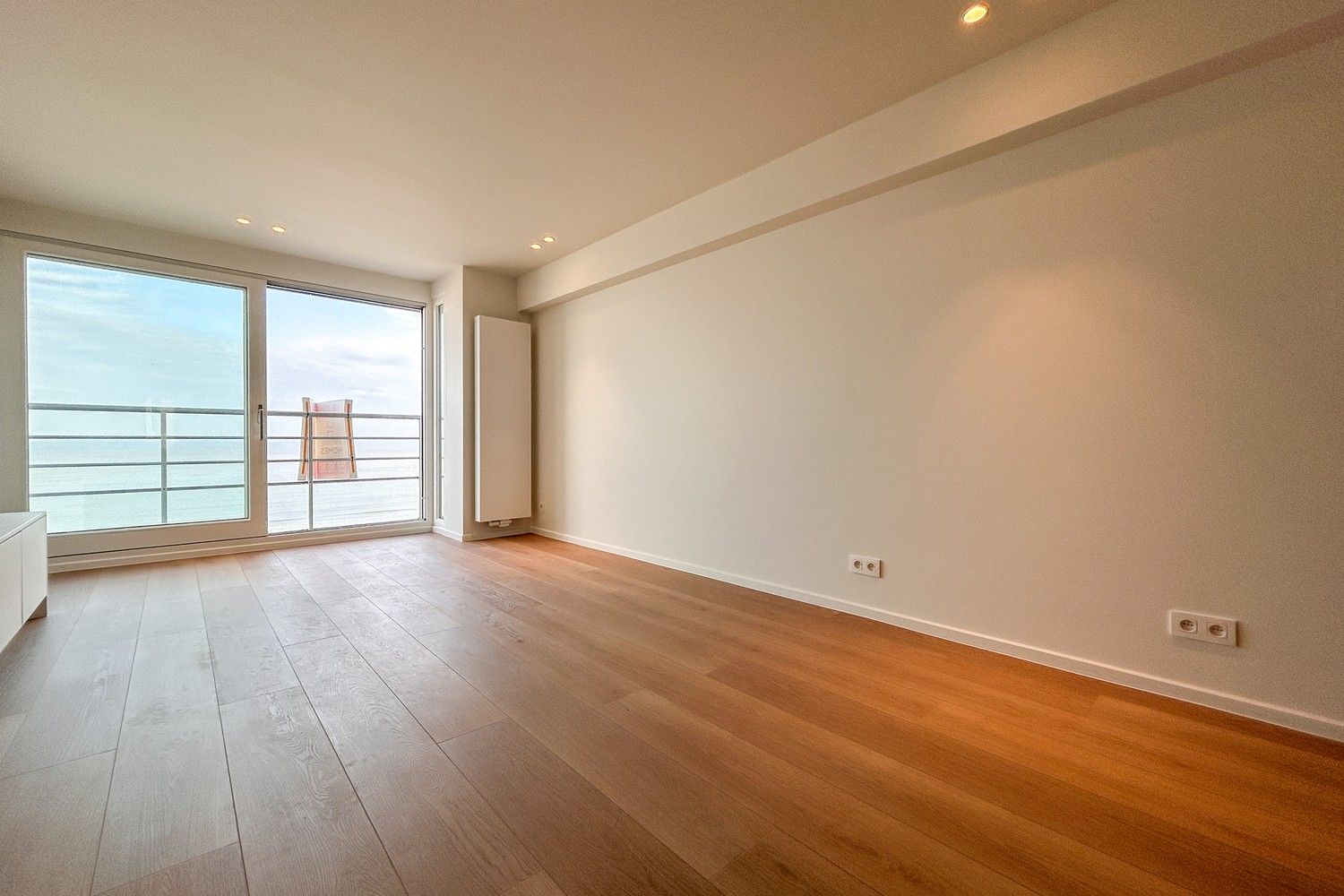 Prachtig gerenoveerd 2- slaapkamer appartement met frontaal zeezicht. foto 3