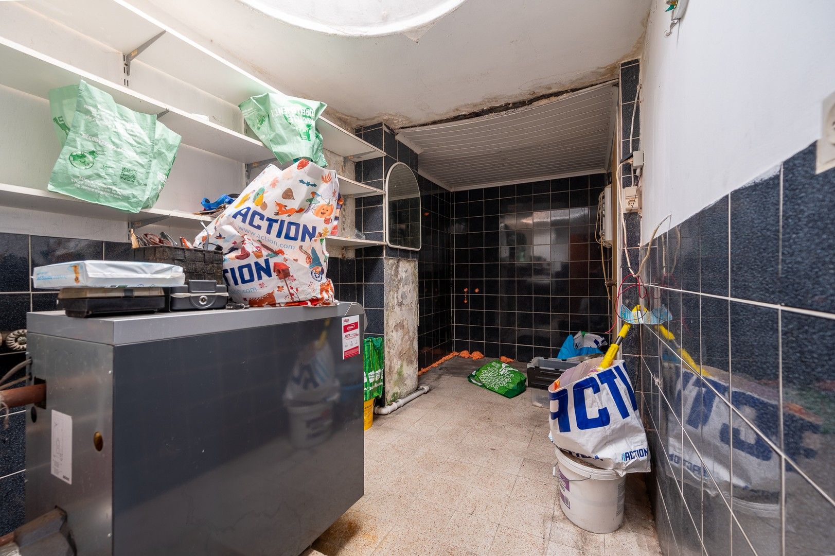 Solide woning met magazijn en garage foto 11