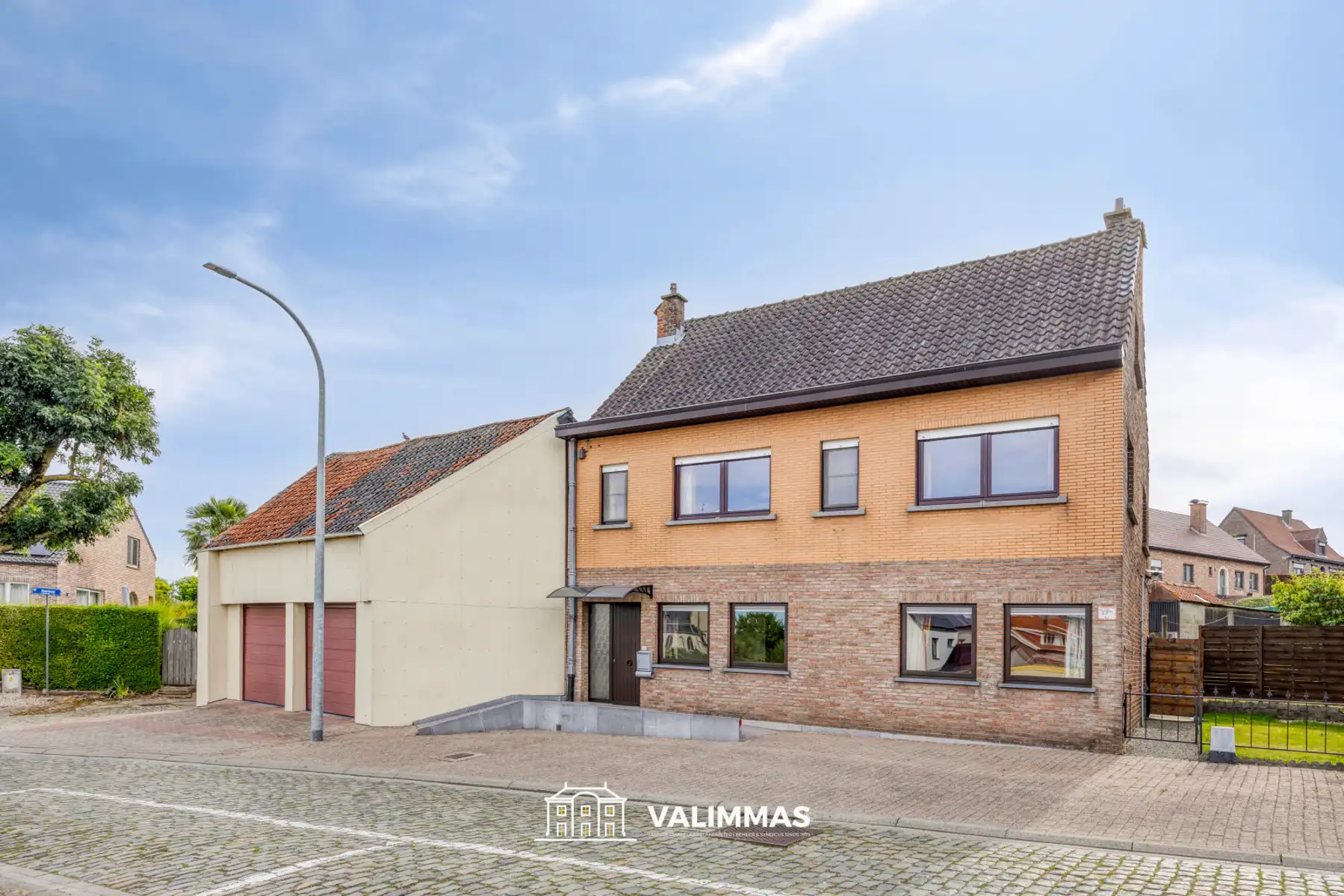 Hoofdfoto van de publicatie: Zeer ruime vrijstaande woning met tuin, garage & bijgebouwen