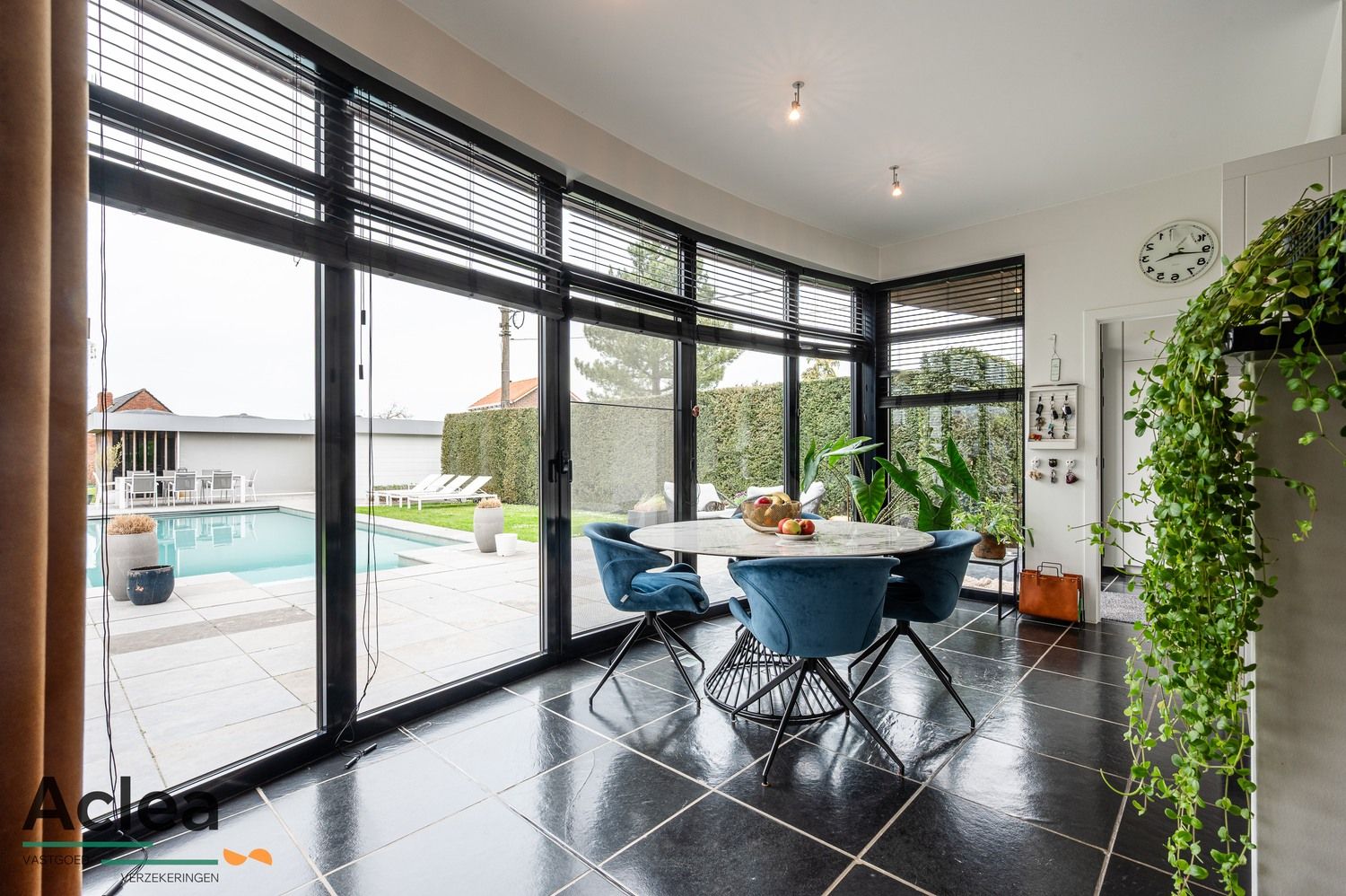 Moderne instapklare villa met zwembad en poolhouse foto 16