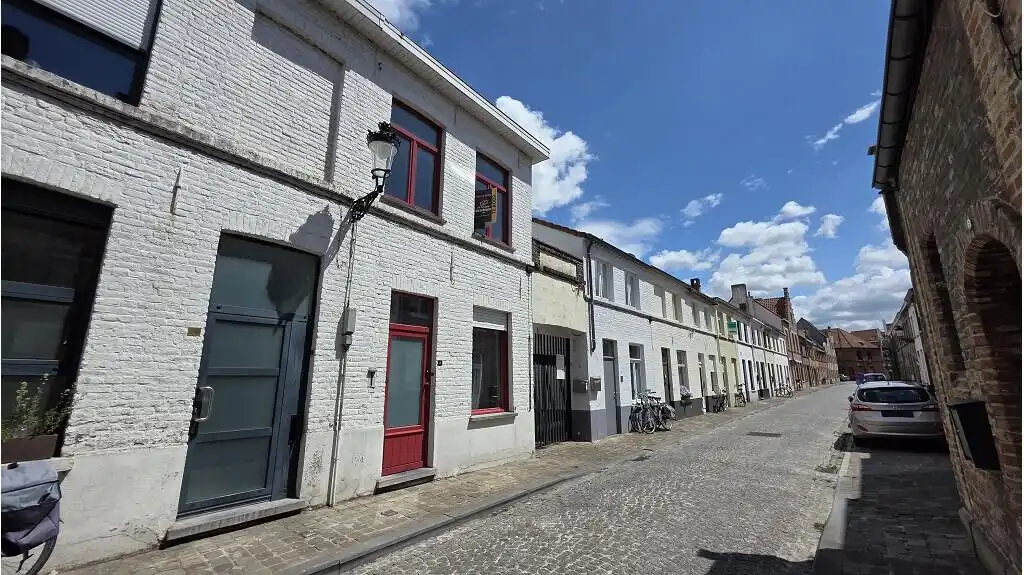 Hoofdfoto van de publicatie: Comfortabele 3-slaapkamerwoning met Terras te koop in Brugge