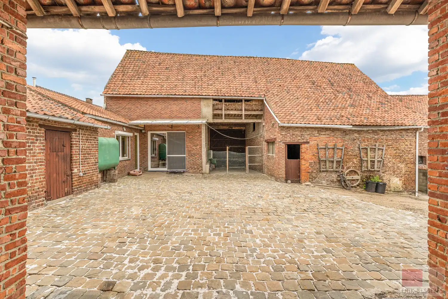 Gedeeltelijk gerenoveerde (vierkants)hoeve, met een potentieel woonoppervlakte van 547m² gelegen op een perceel van 1366m². foto 21