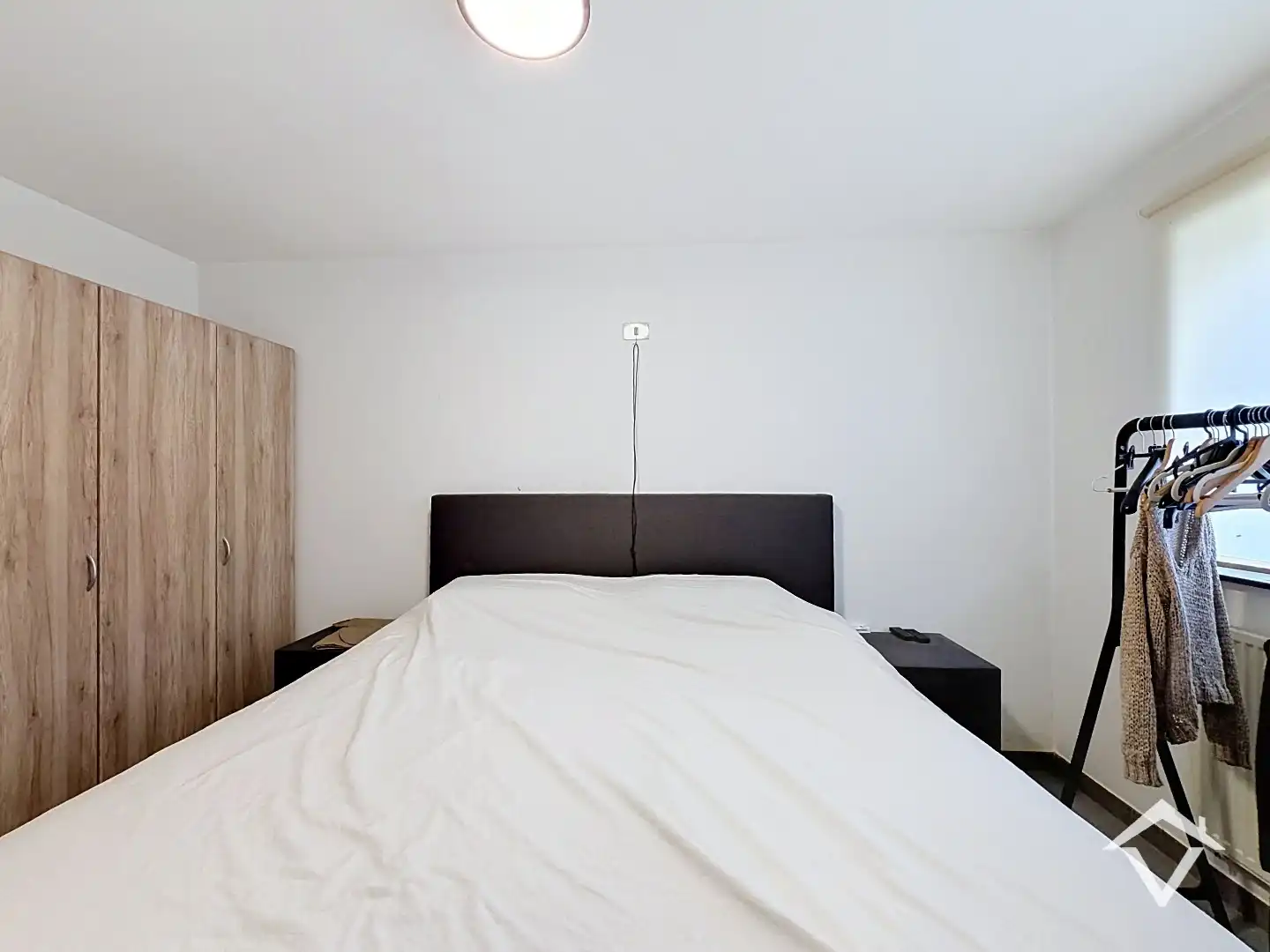 Instapklaar appartement met 2 slaapkamers, 2 terrassen, garage en tuin te Roeselare. foto 16