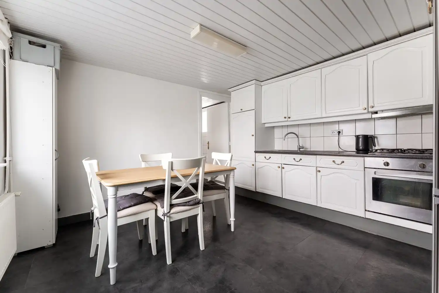 Ruime gezinswoning met grote tuin, veranda en garage foto 8