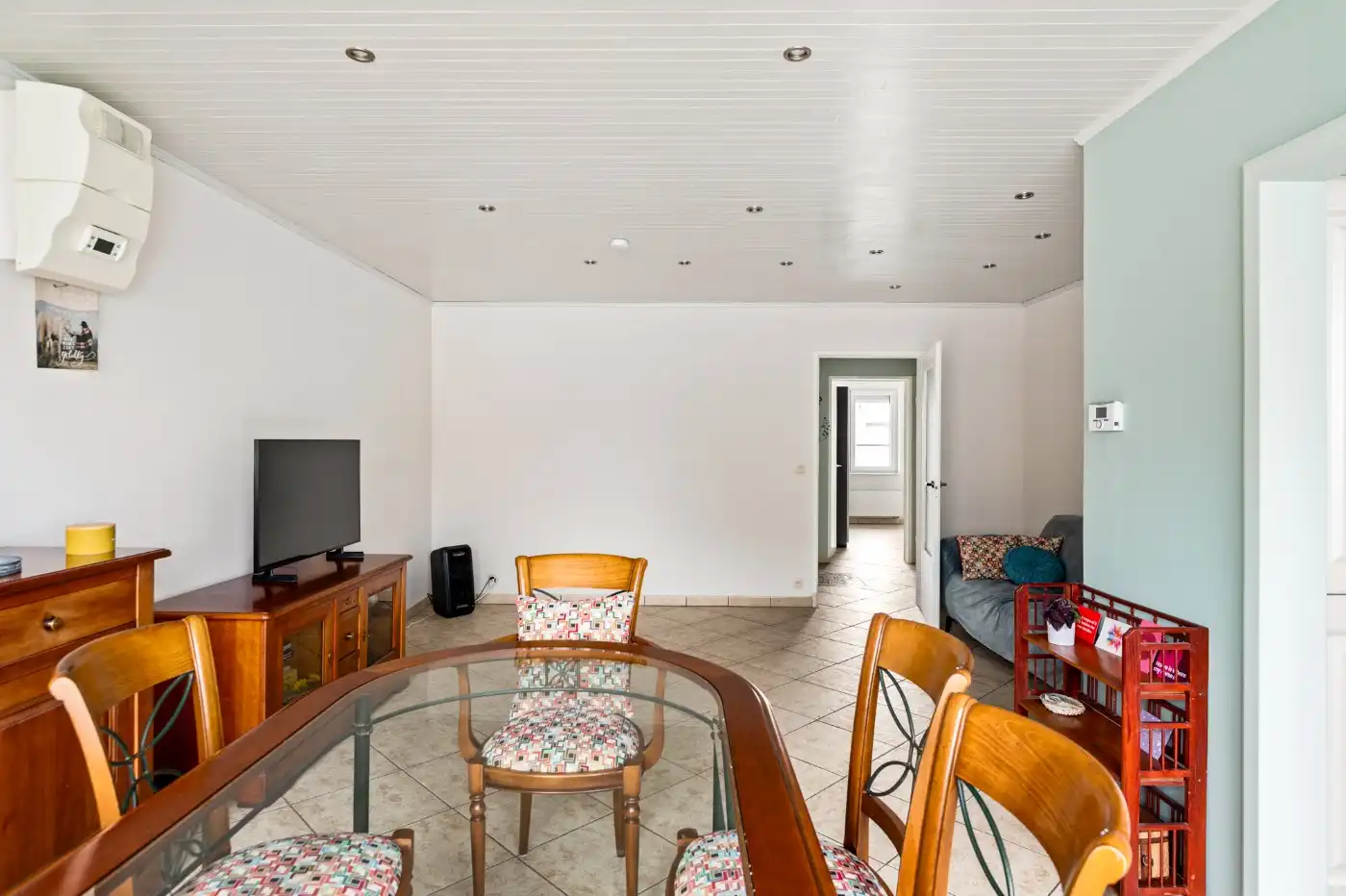 Keurig gelijkvloers appt. met 2 slpk., terras, voortuintje en garagebox foto 6