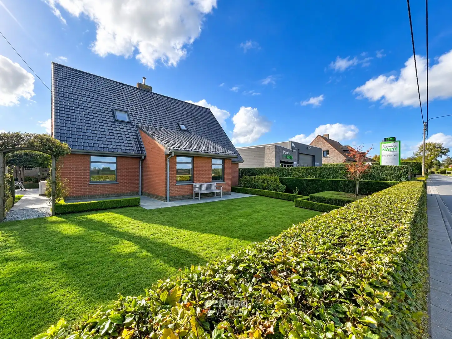 Veelzijdig bedrijfspand met ruim MAGAZIJN, TOONZAAL, KANTOREN EN COMFORTABELE WONING op 1.746 M²! foto 4