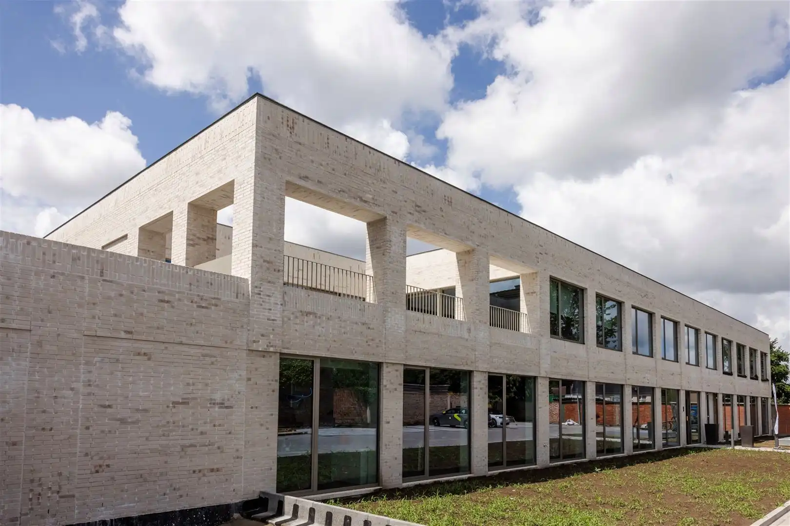 Nieuwbouw kantoren op strategische locatie in Destelbergen foto {{pictureIndex}}