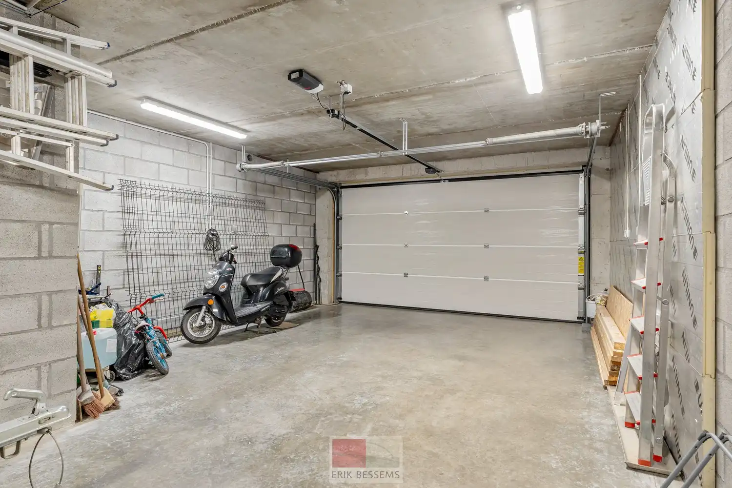Deze moderne halfopen woning, gebouwd in 2016, biedt een bewoonbare oppervlakte van maar liefst 232 m² op een perceel van 377 m² en maar liefst 5 slaapkamers waarvan er eentje in gebruik is als bureau. foto 24