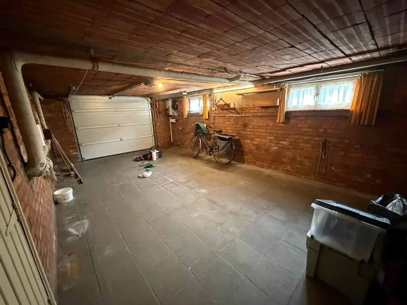 Genk – Hasseltweg 116: Op te frissen woning met 3 slaapkamers, inpandige garage, kelder, tuin en ruime parking aan de voorzijde foto 23