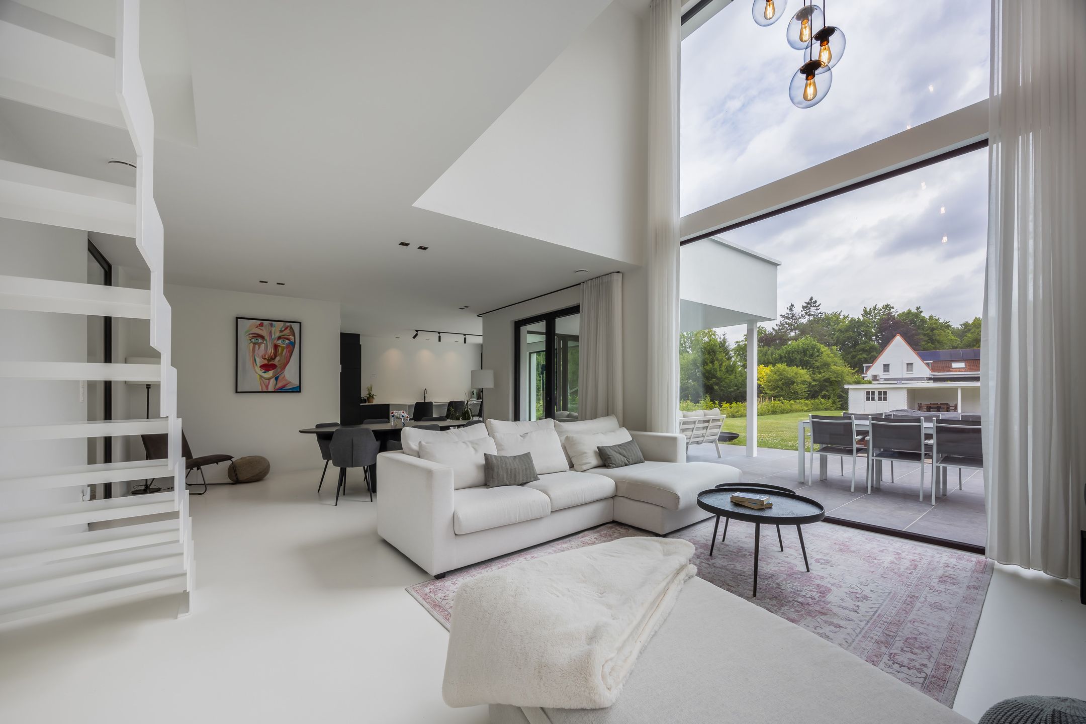 Licht en ruimte in strakke designwoning foto 14