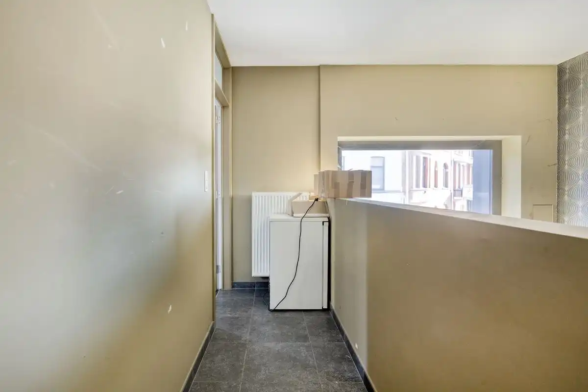 HIGH-END COMMERCIEEL GEBOUW OP BAANLOCATIE MET RUIME PRIVE PARKING foto 14