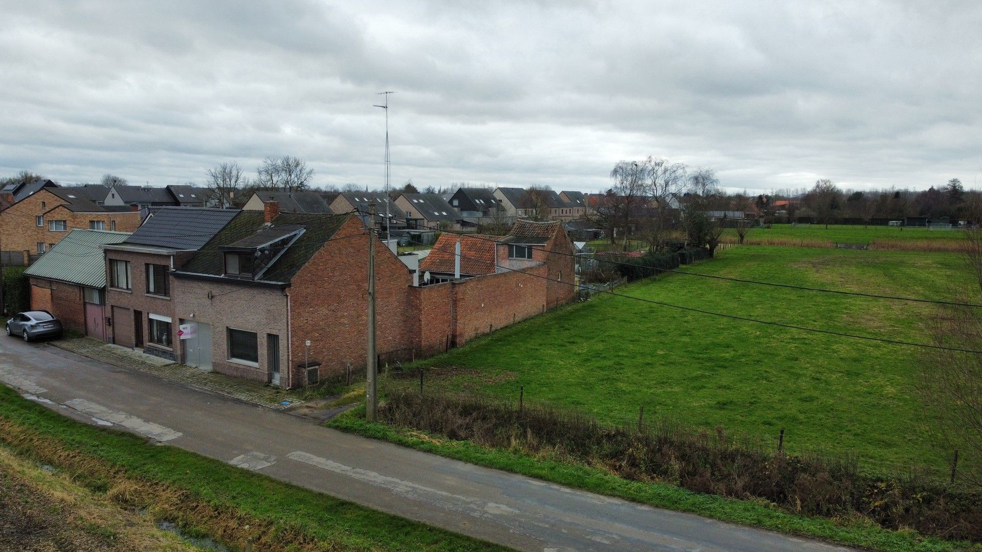 Te renoveren landelijke woning met garage foto 17