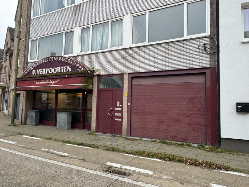 Handelspand met garage en kelders. foto 2