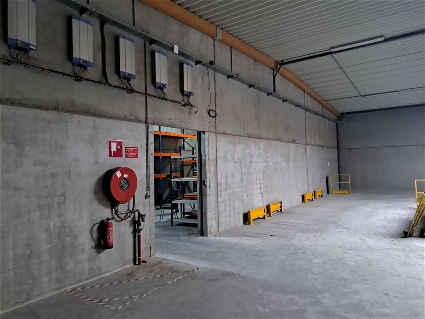 Industrieel gebouw met laadkades en privatief buitenterrein foto 10