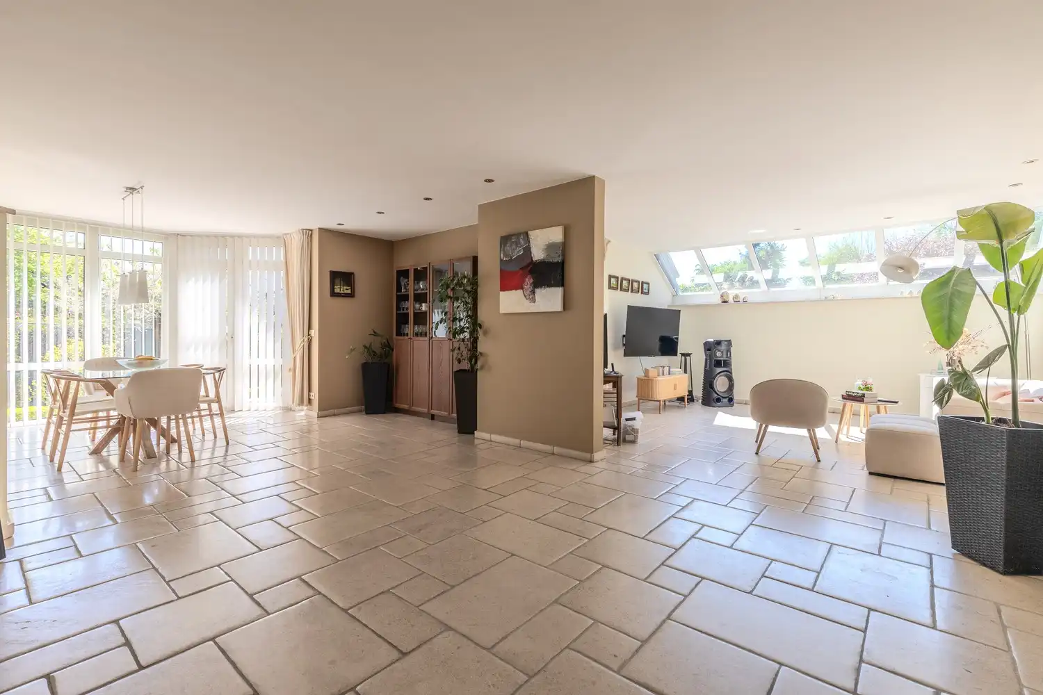 Ruime, instapklare vrijstaande woning met 5 slaapkamers en 3 badkamers in het gezellige Neerharen! foto 2