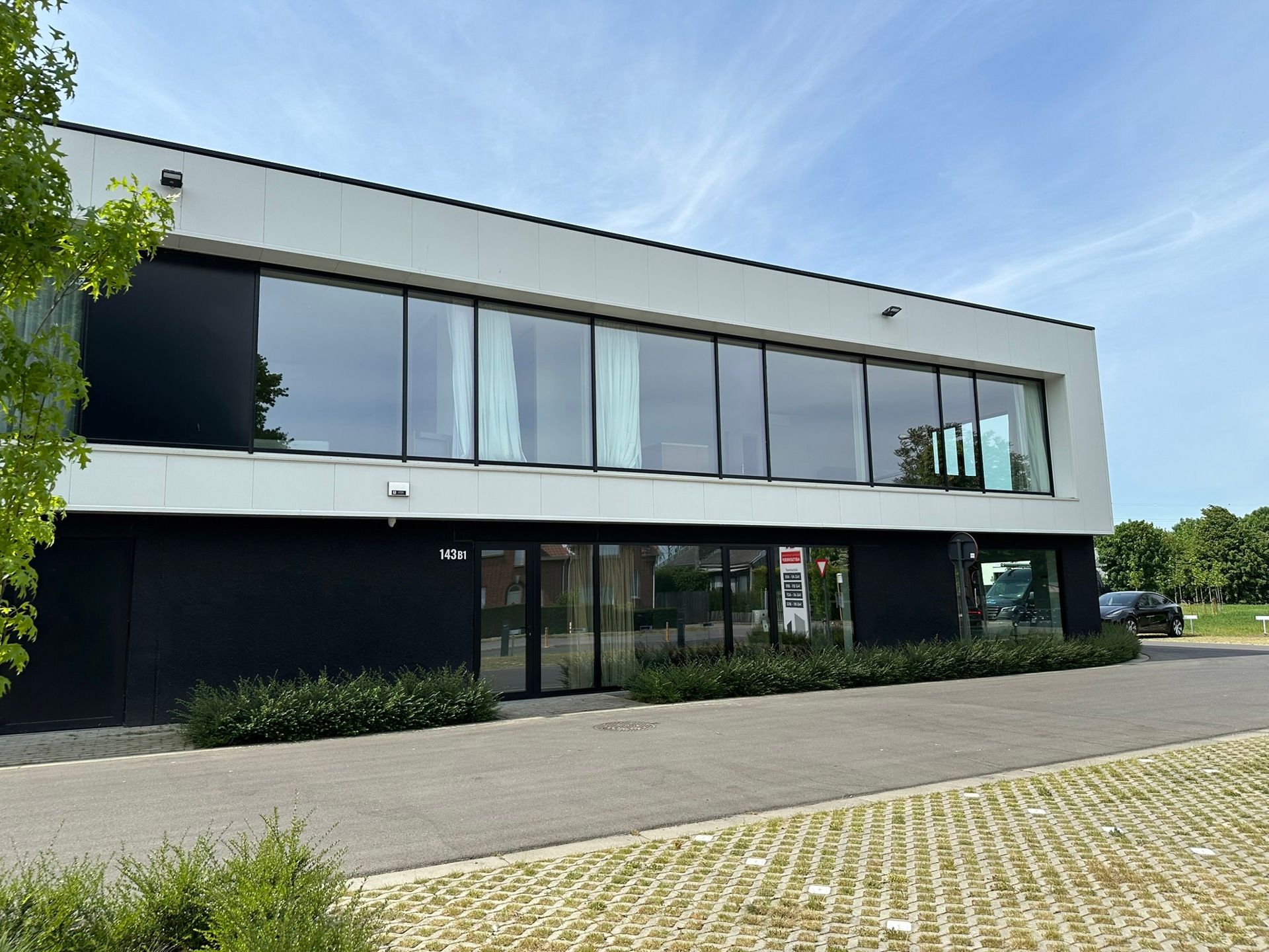 Prachtige nieuwbouw KMO-unit te koop in Stabroek  foto {{pictureIndex}}