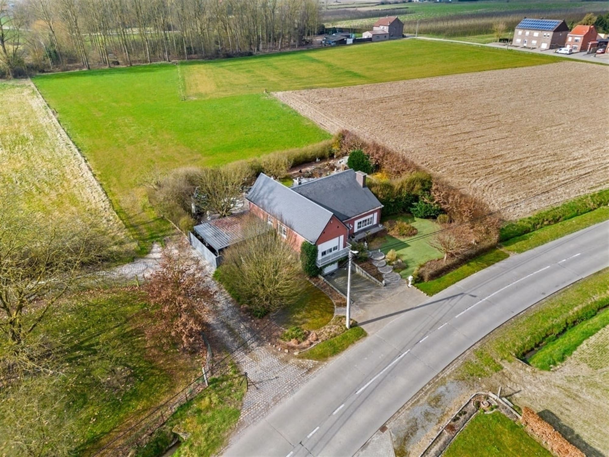 CHARMANTE WONING OP EEN MOOI PERCEEL VAN 12A64CA IN ZOUTLEEUW  foto 2