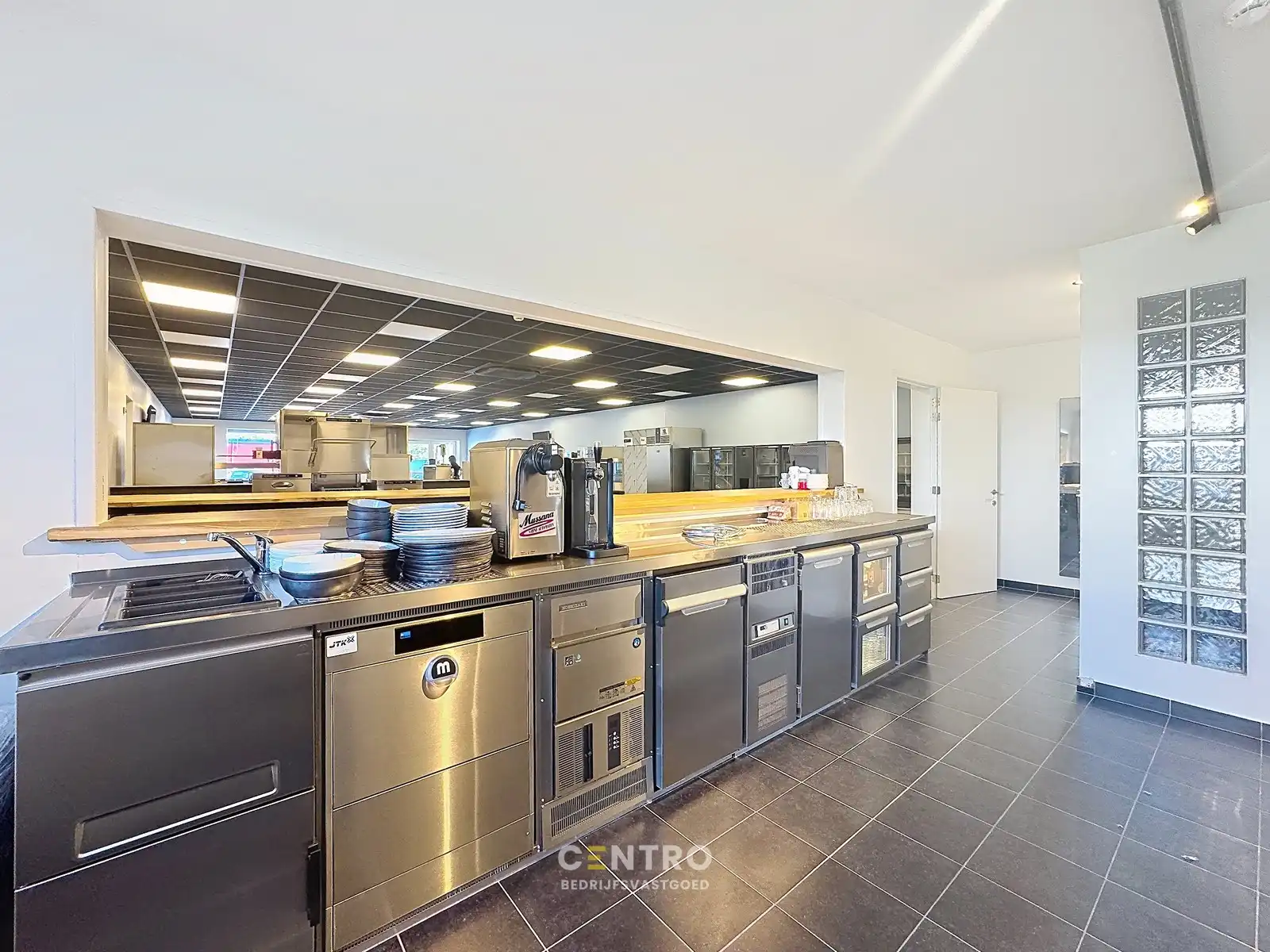 Recent BEDRIJFSGEBOUW, bestaande uit MAGAZIJN, BURELEN en WONING met zonnige tuin te Diksmuide. Op bedrijventerrein te Diksmuide foto 5