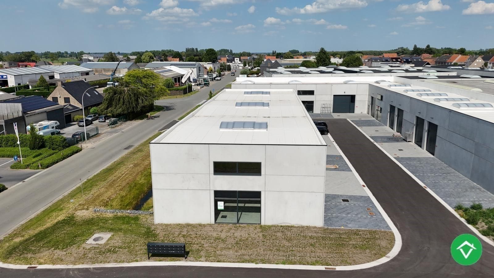 Loods te koop – 225 m² met 3 parkeerplaatsen inbegrepen op de industriezone te Ichtegem foto 4