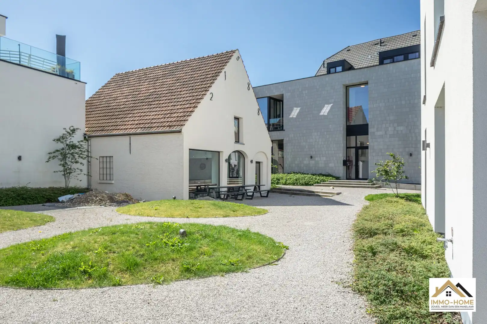 Instapklaar modern appartement met autostaanplaats foto 18