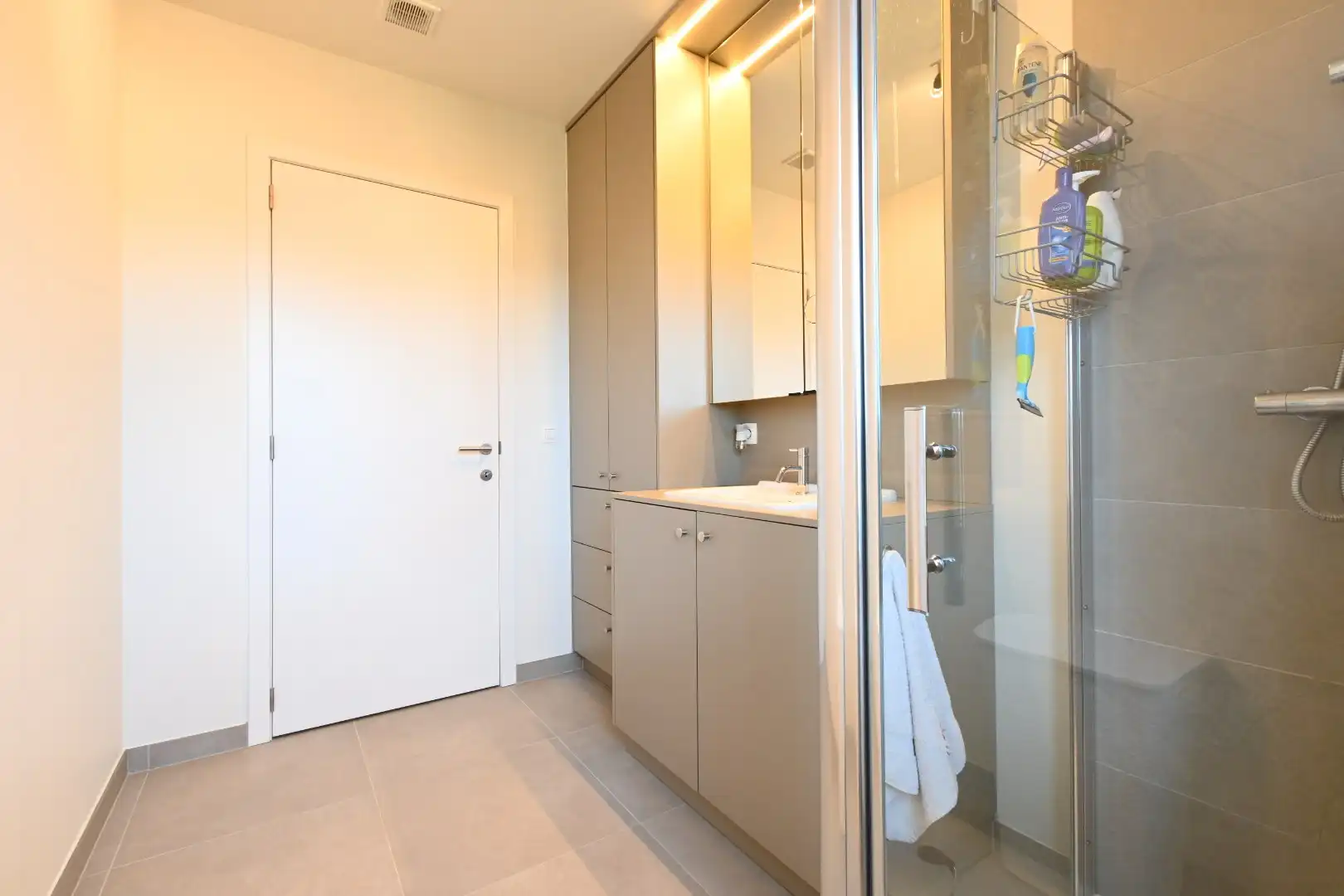 Knap afgewerkt gelijkvloers appartement met 2 slaapkamers, ruim terras, tuintje, carport en berging - GEEN GEMEENSCHAPPELIJKE ONKOSTEN  foto 11