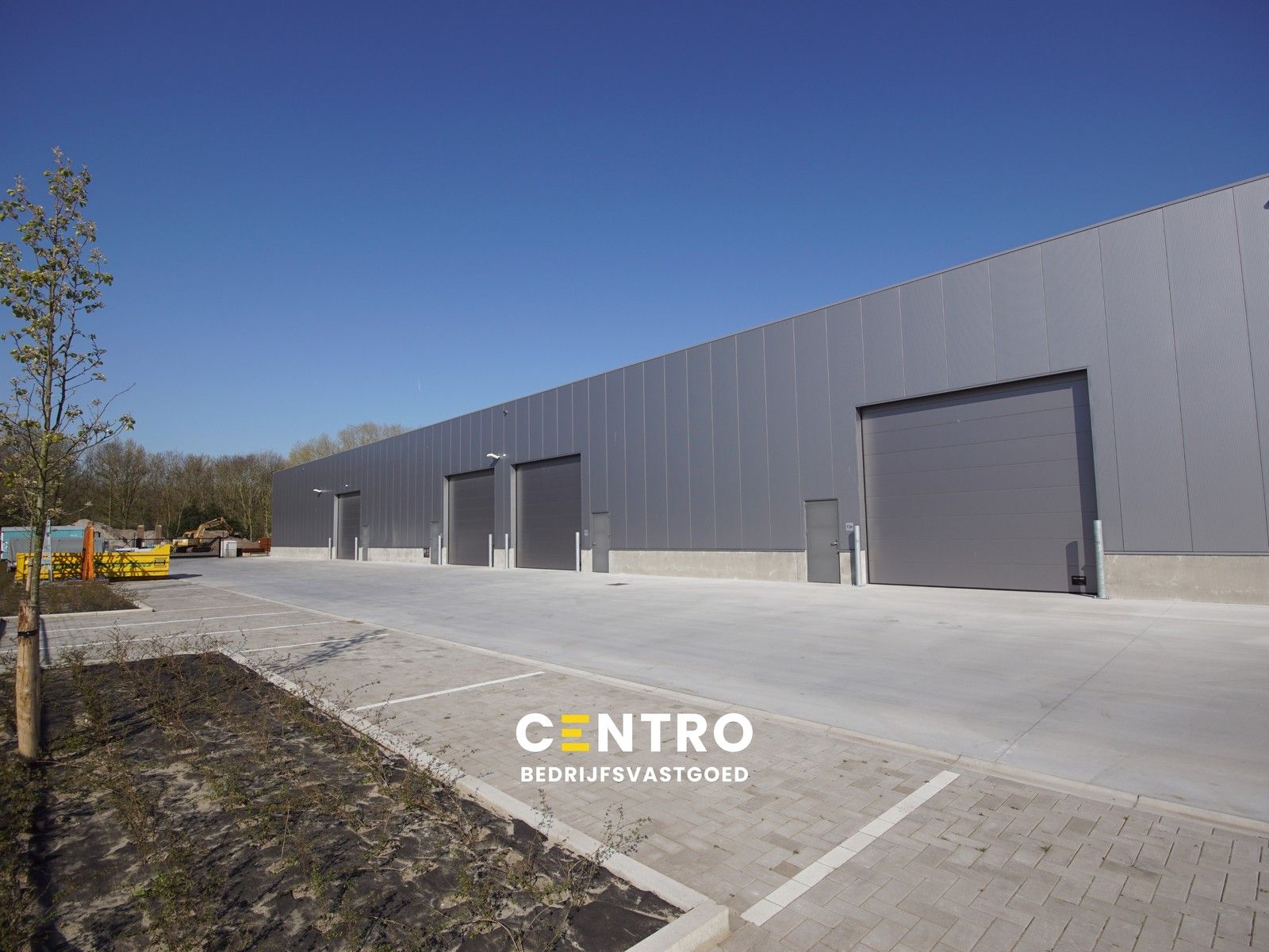 Instapklare OPSLAGRUIMTE (265m²) met toilet en hoge sectionaalpoort (gemakkelijk toegankelijk met grote vrachtwagens). Op industriezone "Herdersbrug" te Brugge. foto {{pictureIndex}}