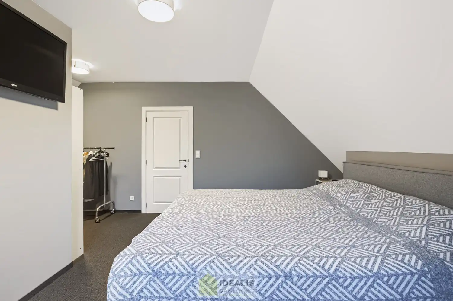 IDEALIS VASTGOED – EEN HUIS OM VERLIEFD OP TE WORDEN! DEZE PRACHTIGE INSTAPKLARE (LEVENSBESTENDIGE) VILLA MET EEN HEERLIJKE LICHTRIJKE LEEFRUIMTE VOORZIEN VAN EEN OPEN KEUKEN, 5 SLAAPKAMERS, 2 BADKAMERS, EEN PERFECT AANGELEGDE TUIN IN ALLE PRIVACY, UITGERUST MET EEN GOED VOORZIENE BUITENKEUKEN EN BIJGEBOUWEN INGERICHT VOOR WELLNESS (HOT TUB) EN BERGRUIMTE! EEN MUST VISIT VOOR ZIJ OP ZOEK NAAR MOOIE HUIZEN! foto 35