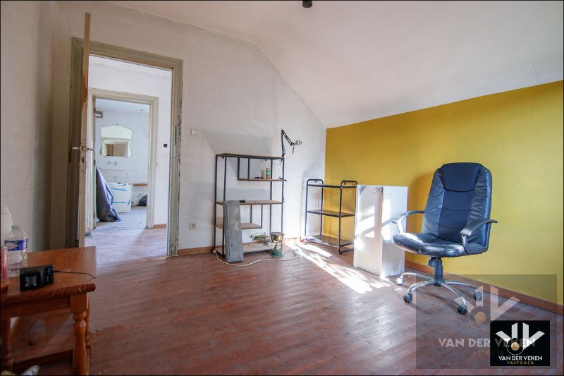 Karaktervolle, te renoveren woning op een perceel van ruim 12 aren. Ideaal gelegen nabij het centrum van Tongeren! foto 18