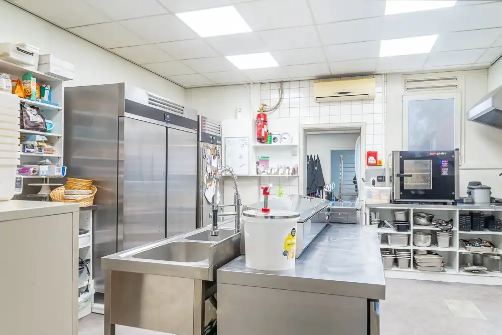 Instapklare brasserie op toplocatie in Maasmechelen foto 17