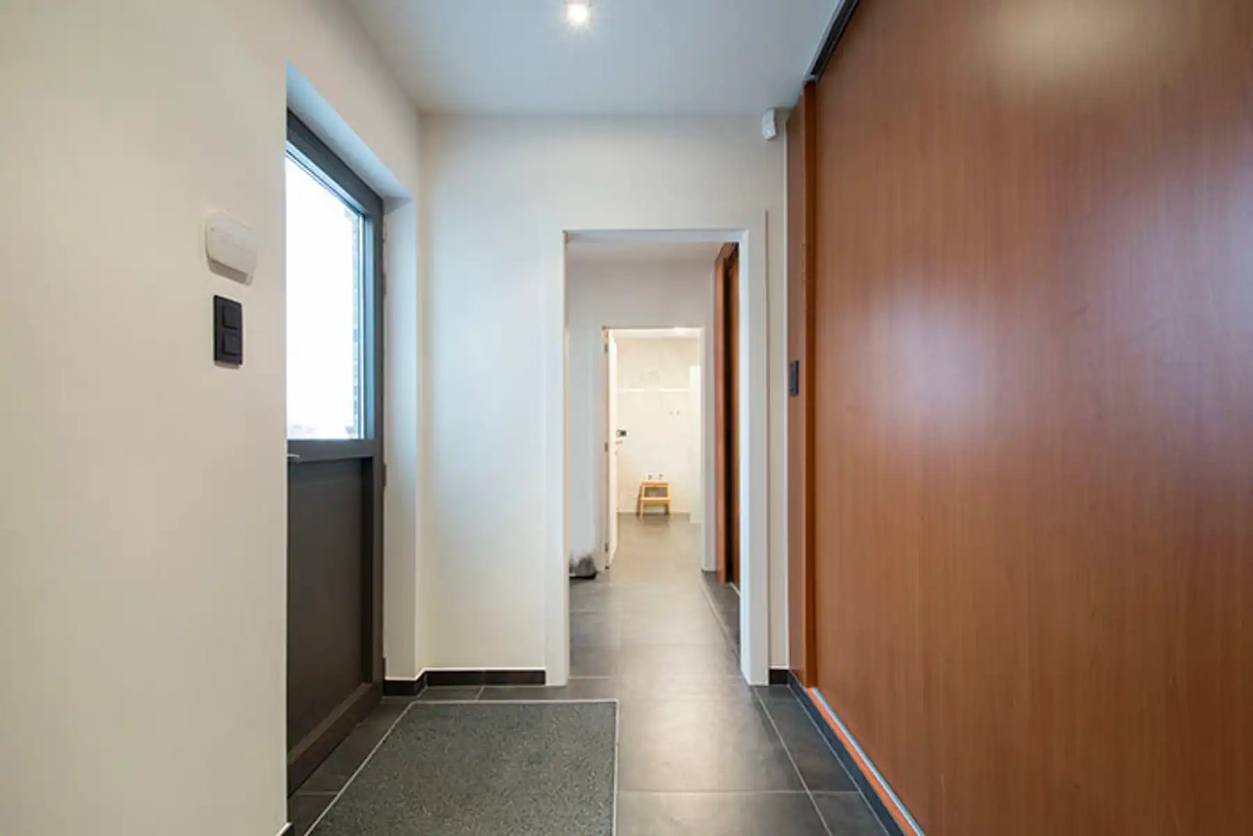 Prachtige ruime woning met 3 slaapkamers, airco en zonnepanelen en loods foto 9